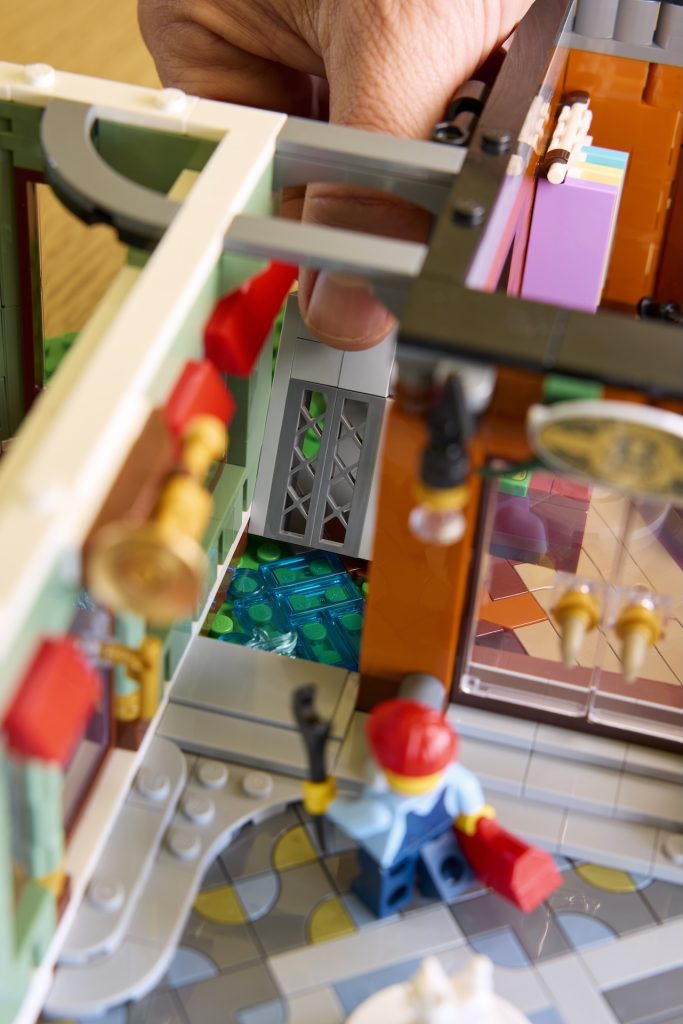 LEGO Icons modular building 11371 Shopping Street 21 683x1024