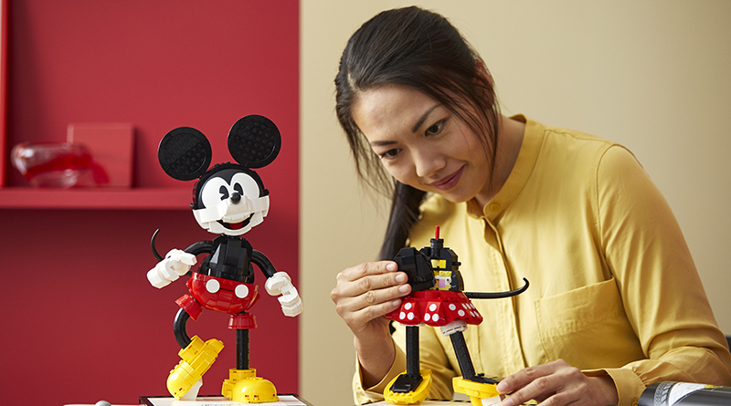 A video look at LEGO Disney  43179 Mickey Mouse and Minnie Mouse Buildable Characters