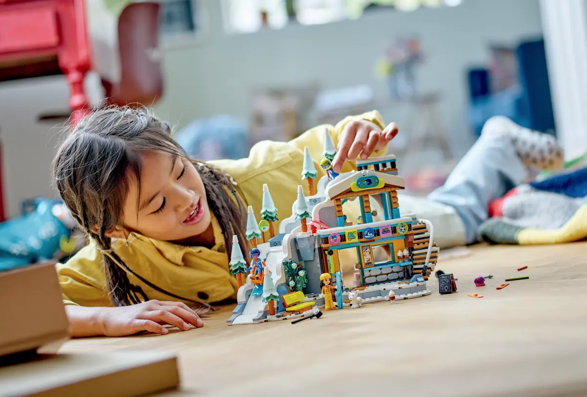 LEGO Friends 41756 Holiday Ski Slope and Cafe 2
