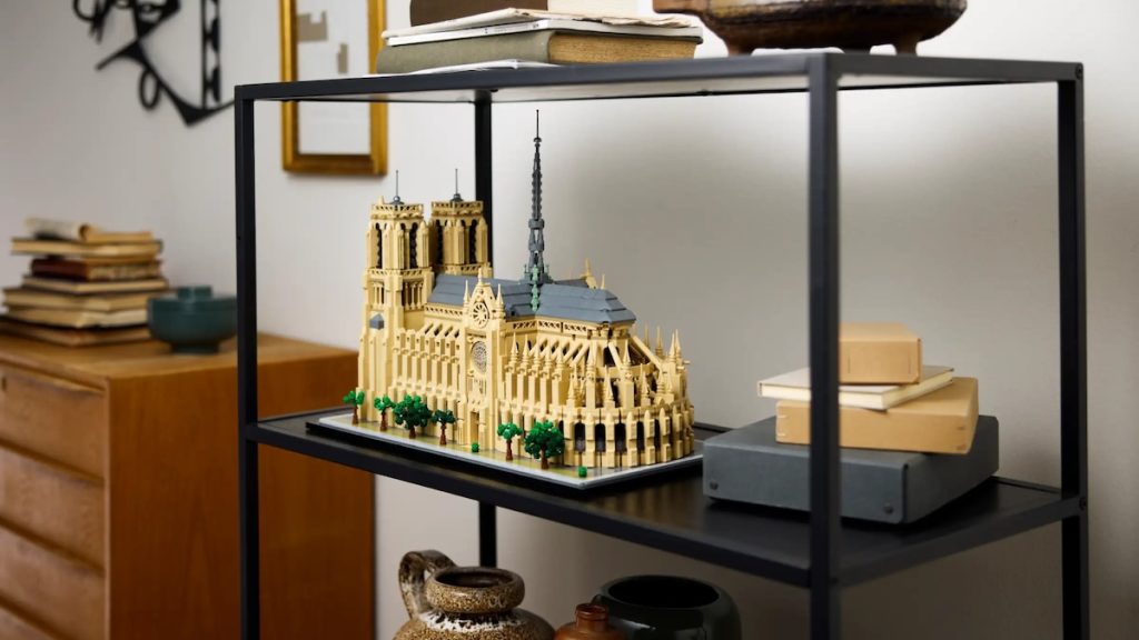 LEGO Architecture 21061 Notre Dame de Paris lifestyle featured 1024x576