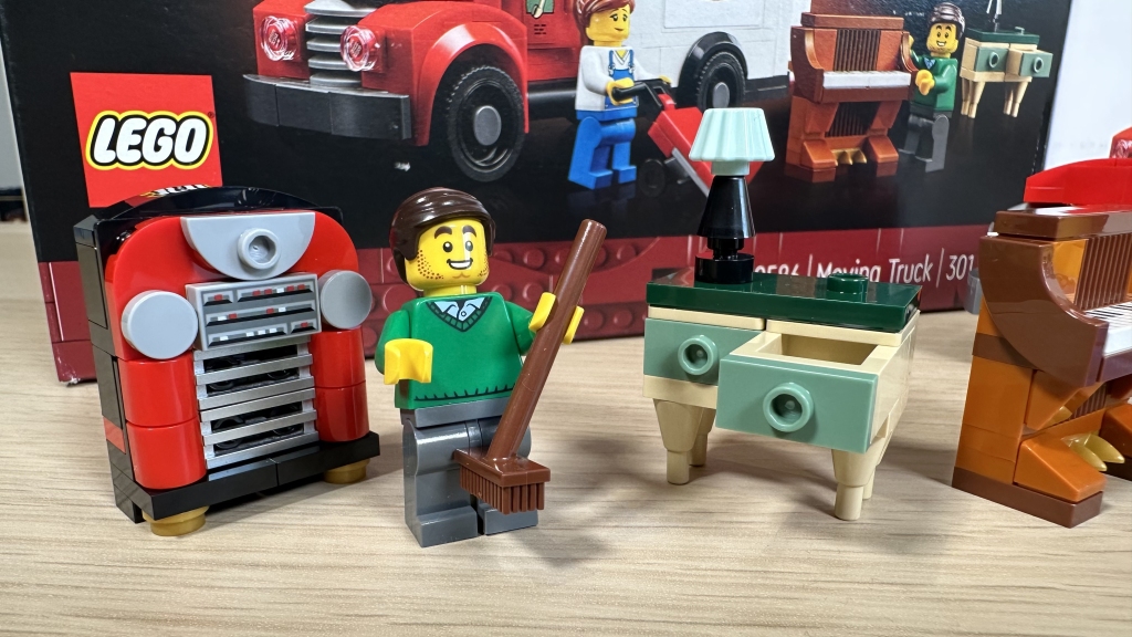 LEGO Icons 40586 Moving Truck gift with purchase review 3 1024x576