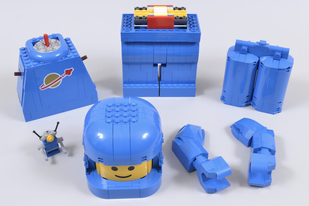 LEGO 40921 Up Scaled Blue Astronaut Minifigure 23 1200x800