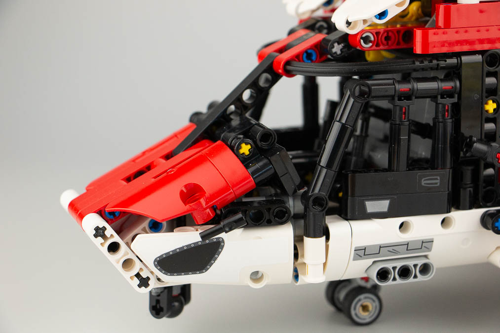 42145 Technic Airbus H175 Rescue Helicopter 1