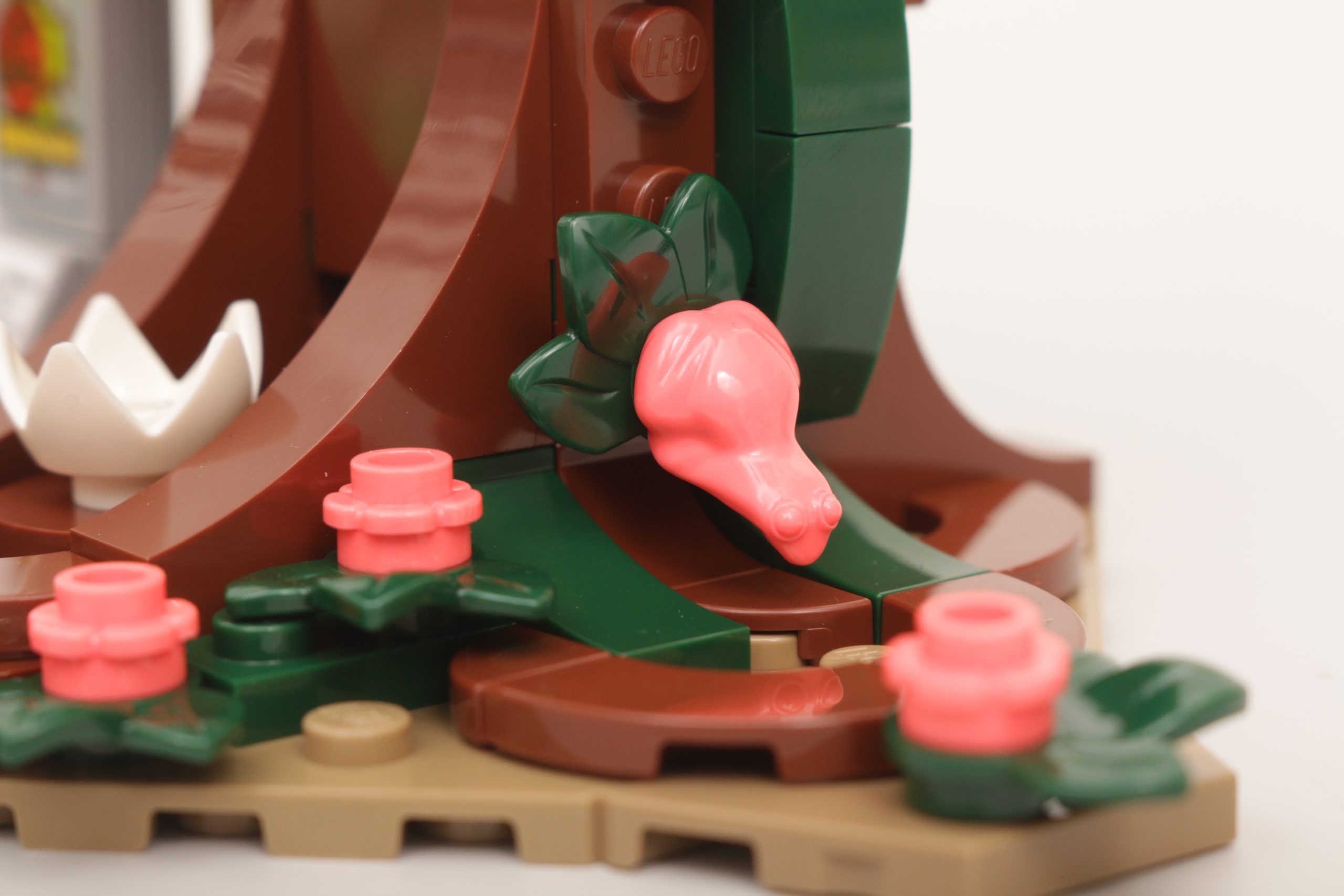LEGO Jurassic Park 76960 Brachiosaurus Discovery frog scaled