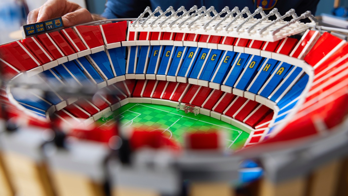 LEGO liveblog – 10284 FC Barcelona Camp Nou, recoloured and resized sets, Batman Tumbler