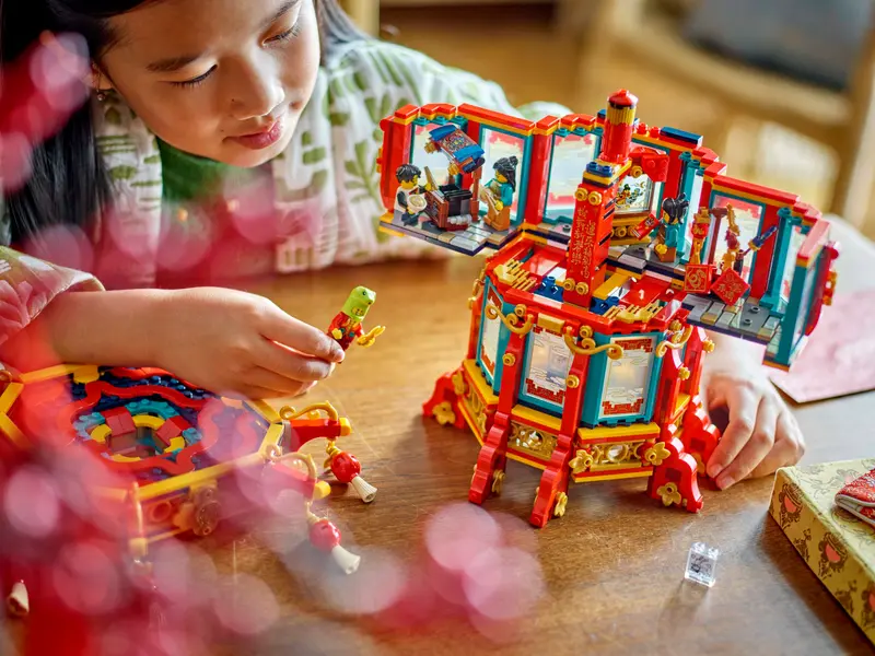 LEGO 80116 Trotting Lantern Lifestyle 2
