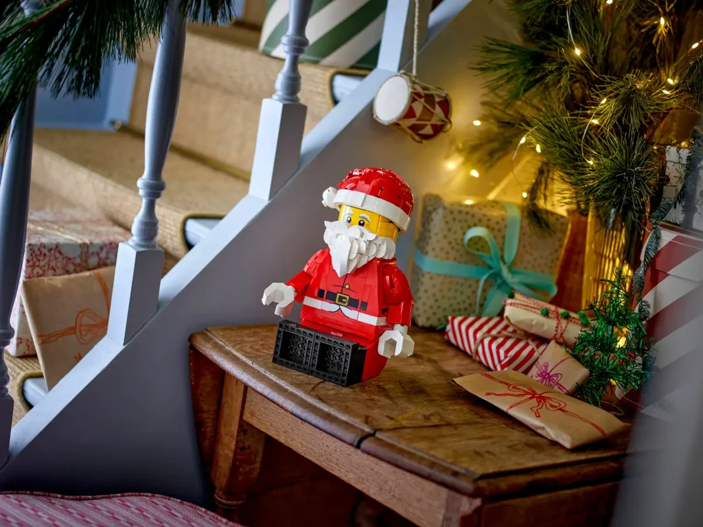 LEGO 40820 Up Scaled Santa Minifigure Lifestyle  1024x768