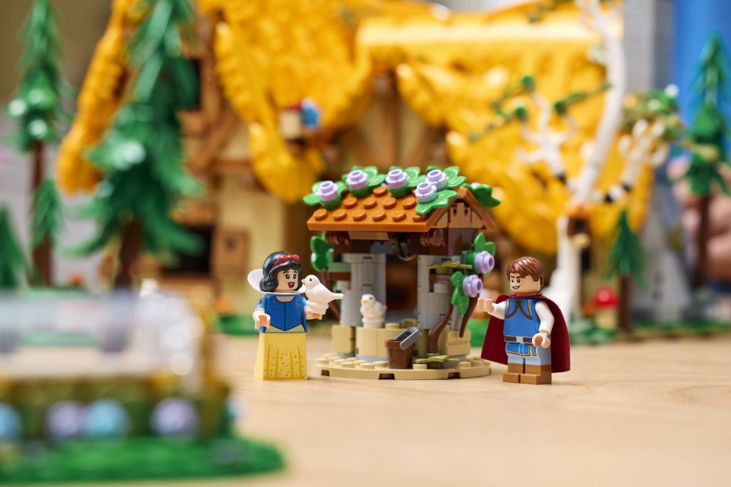 LEGO Disney 43242 Snow White and the Seven Dwarfs Cottage 23 1024x683