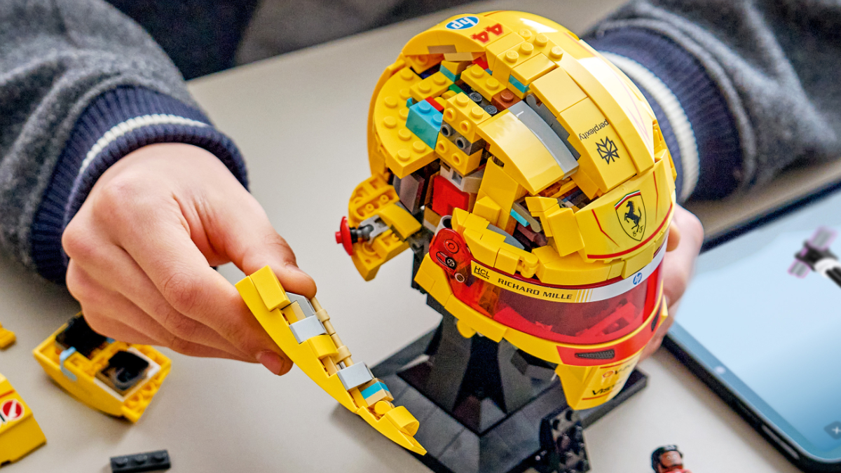 LEGO Editions 43022 Scuderia Ferrari HP Lewis Hamilton Helmet 4