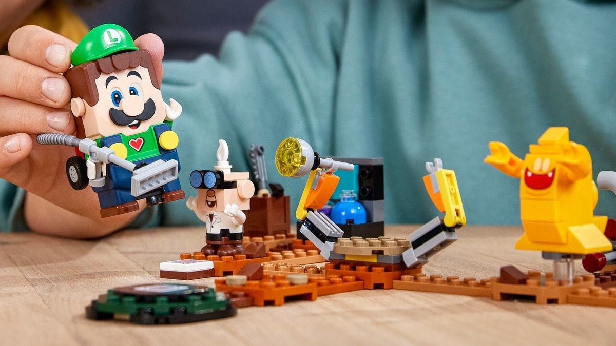 Catching ghosts in LEGO Luigi’s Mansion is actually pretty cool