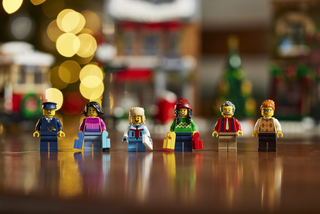 LEGO Winter Village 10308 Holiday Main Street 11 1024x683