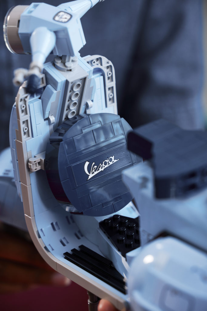LEGO Creator Expert 10298 Vespa 125 scooter 15