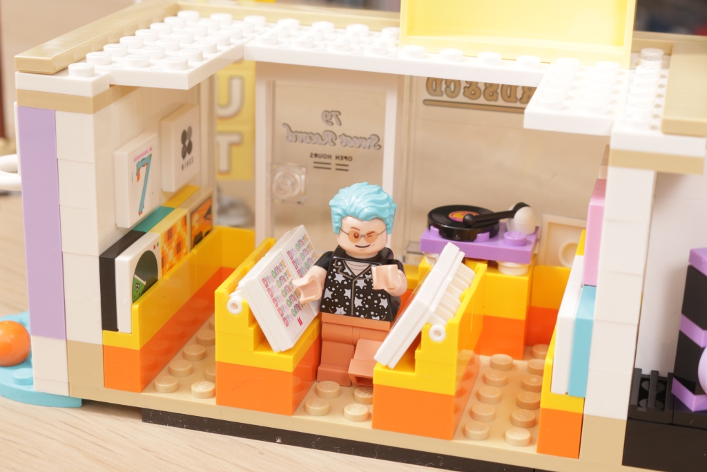 LEGO Ideas 21339 BTS Dynamite Bangtan Boys Jin Suga j hope RM Jimin V Jung Kook review 21 1024x683