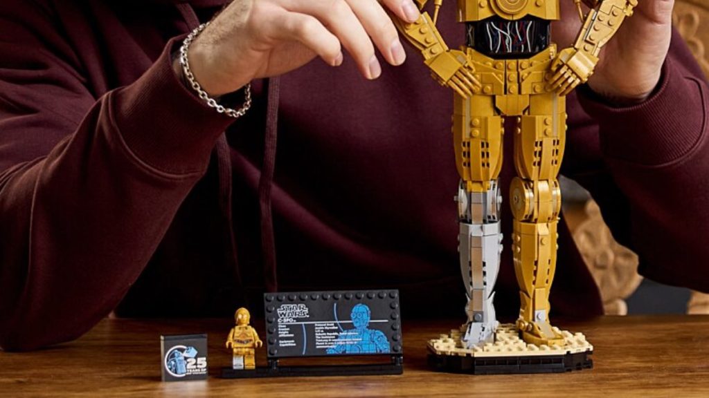 LEGO Star Wars 75398 C 3PO minifigure close up 1024x576