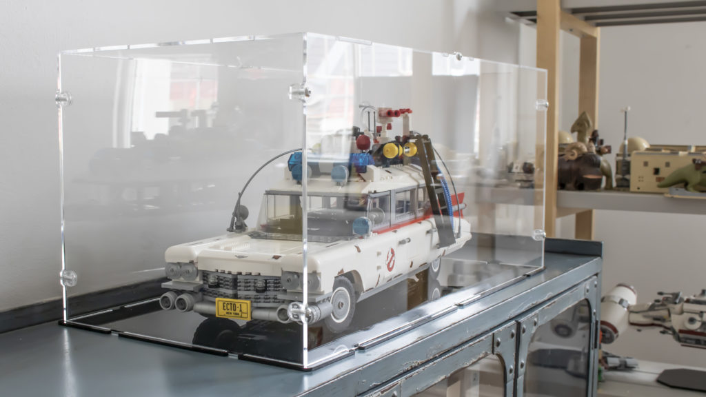 LEGO 10274 Ghostbusters Ecto-1 display case review