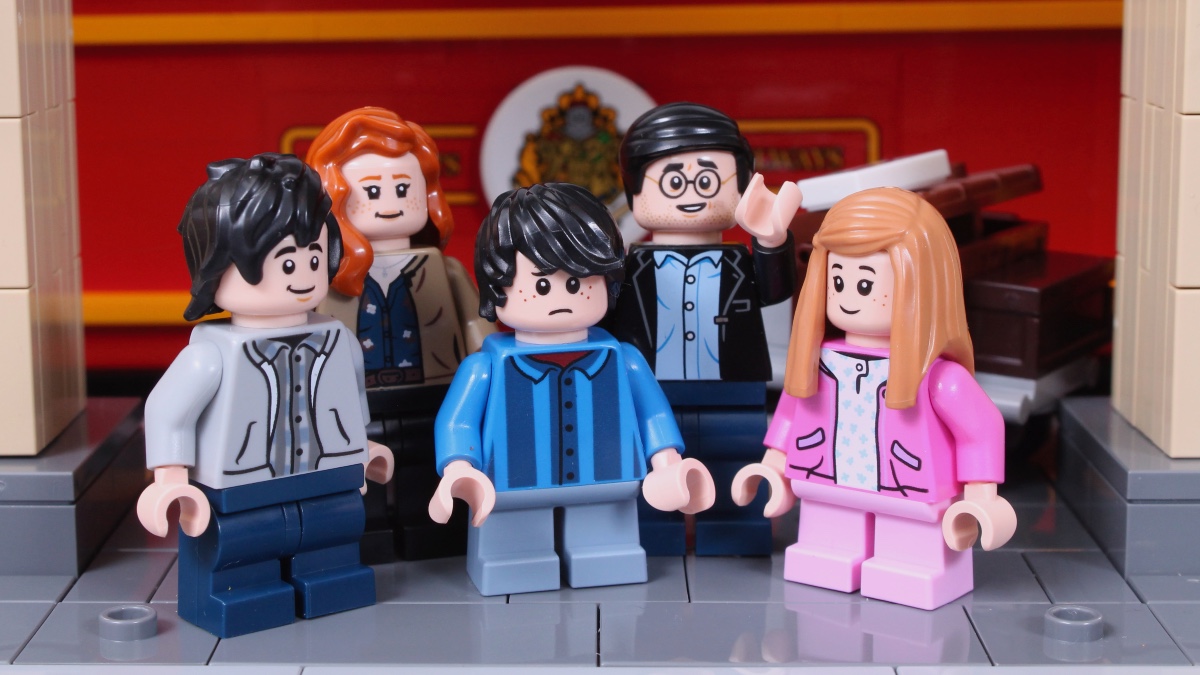 Nearly every minifigure in LEGO Harry Potter 76405 Hogwarts Express Collectors’ Edition is unique
