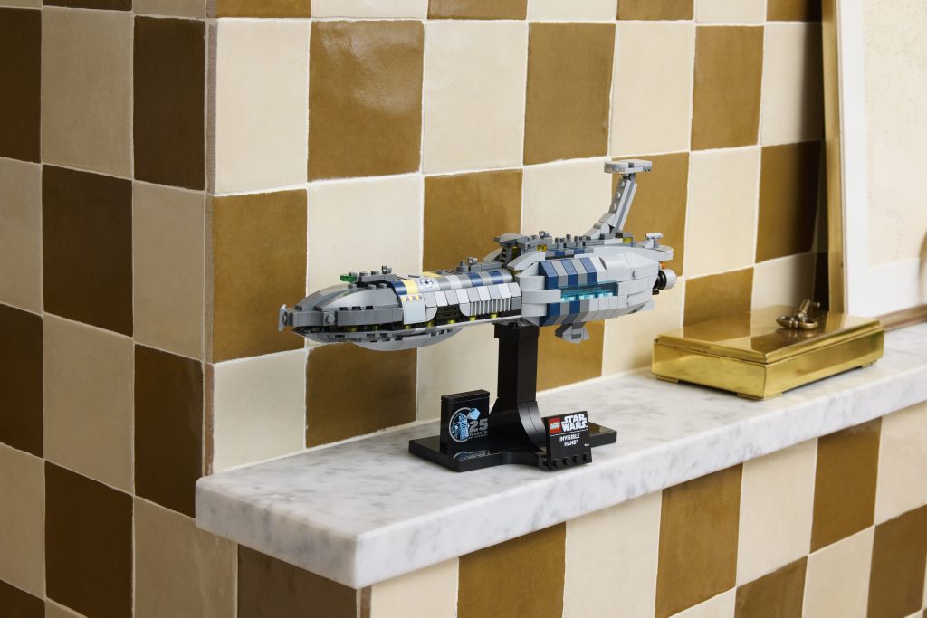 75377 invisible hand lifestyle 1 1024x683