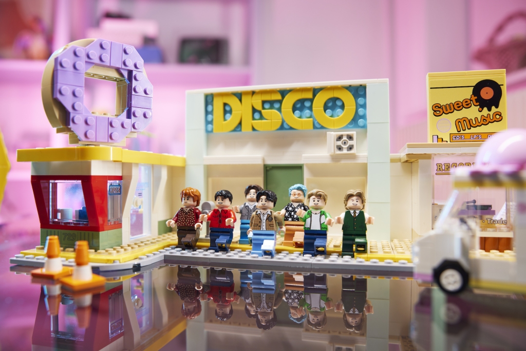 LEGO Ideas 21339 BTS Dynamite 27 1024x683