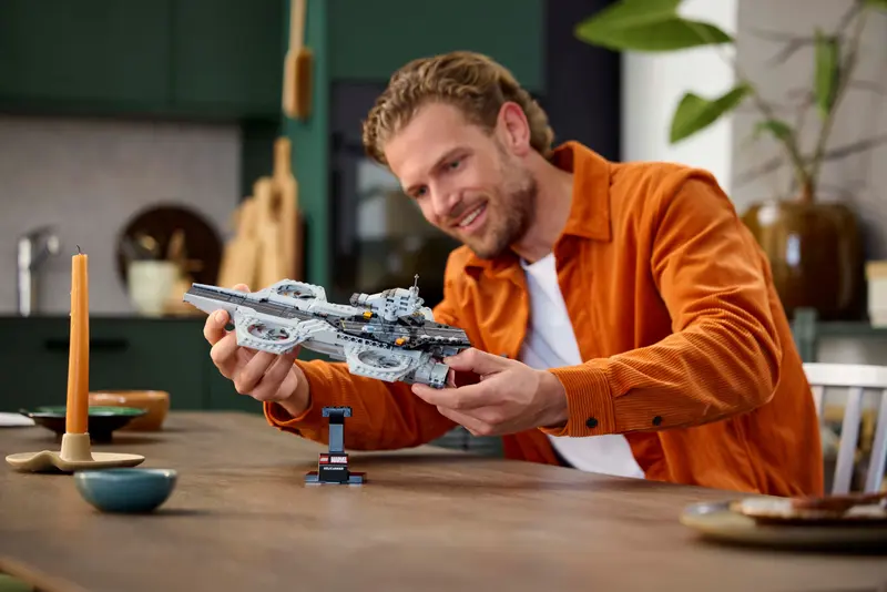 LEGO Marvel 76295 The Avengers Helicarrier Lifestyle