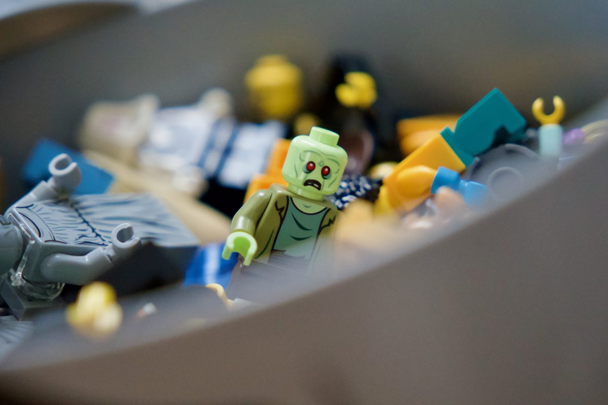 LEGO 5009862 Zombie Storage Head – Small review 7 1200x800