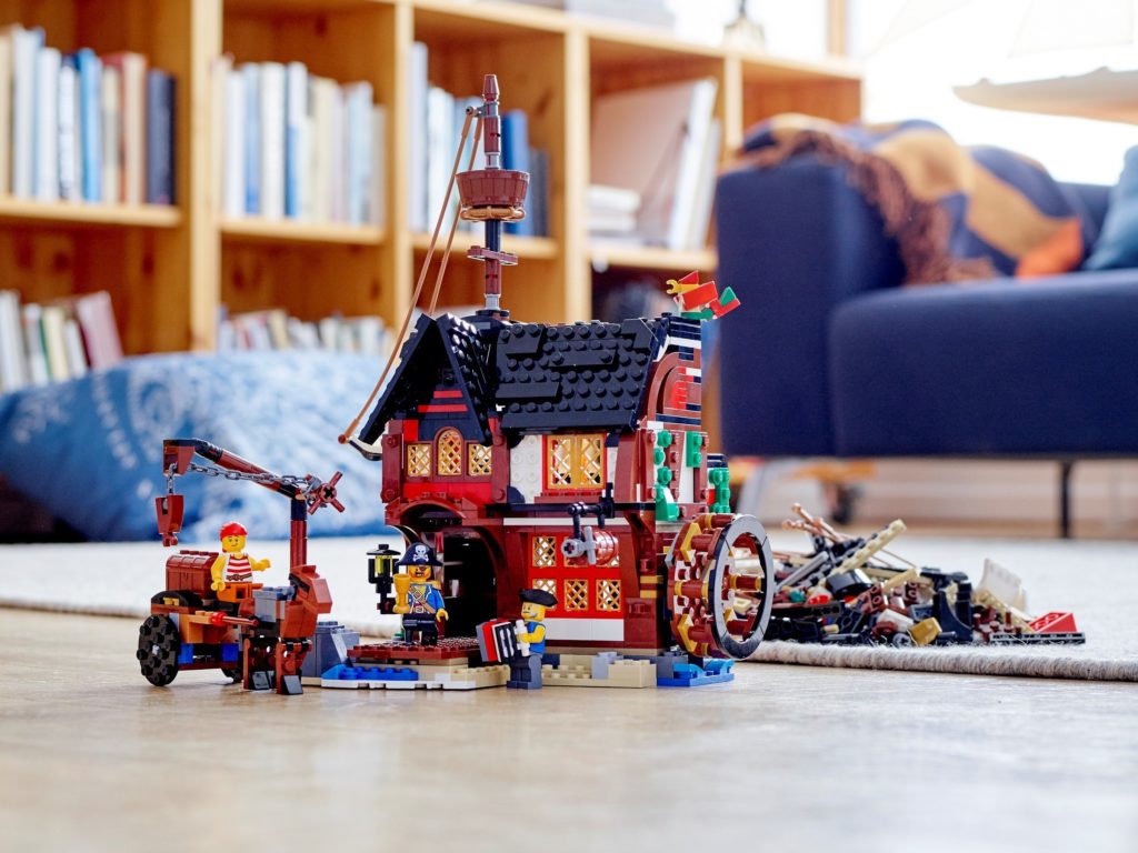 LEGO Creator 31109 Pirate Ship alt 1