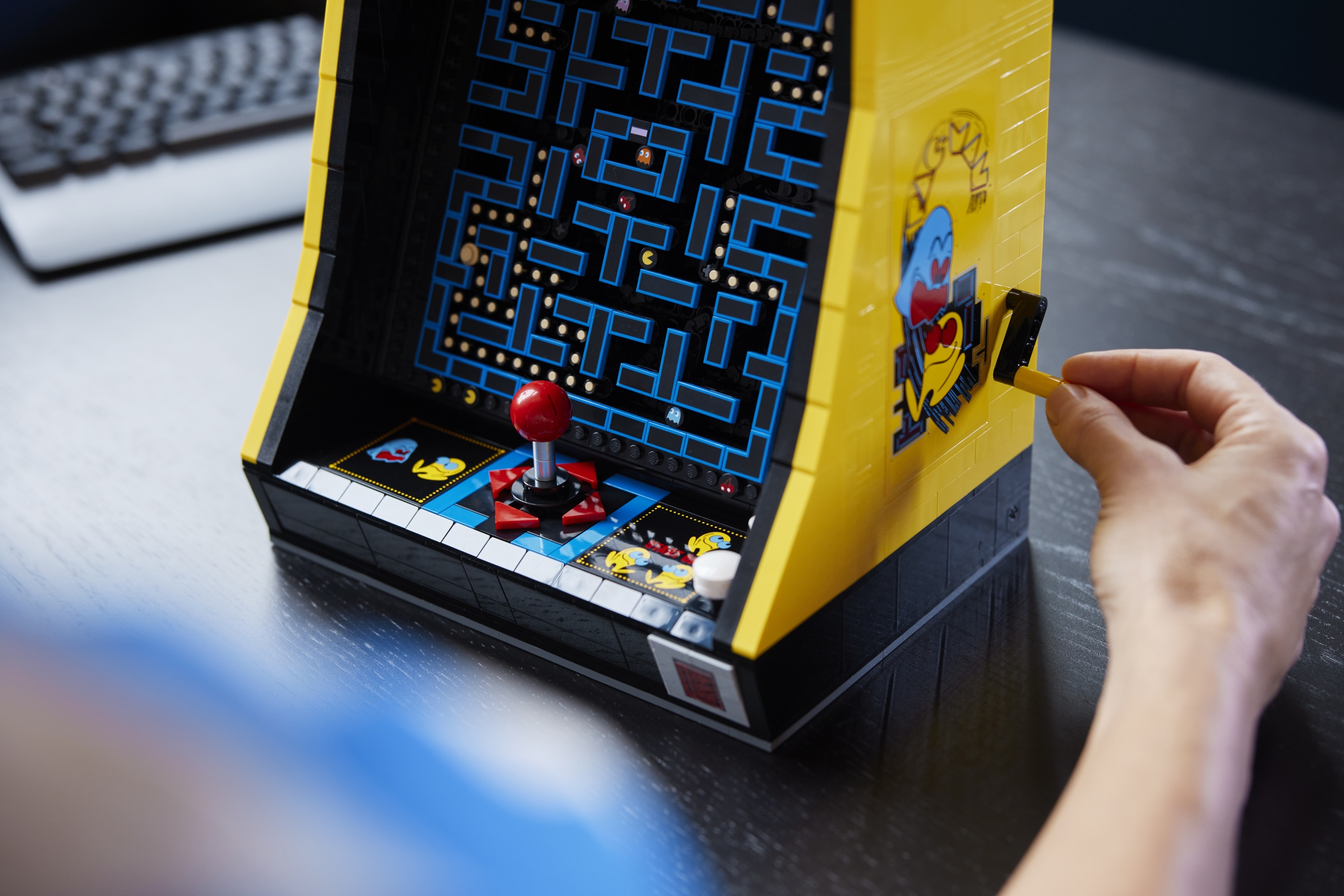 LEGO Icons 10323 PAC MAN Arcade 6 scaled